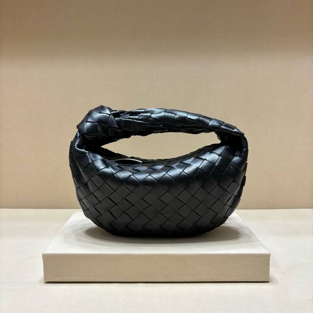 Authentic Model 80 New Woven Knot Hobo Bag. Made of original lambskin, the leath