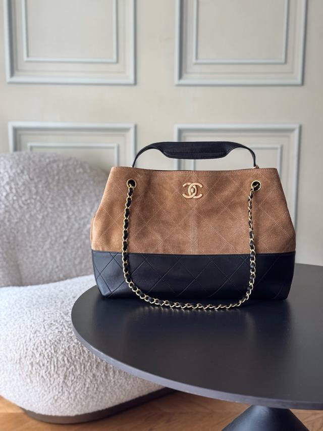 A highlight of the Suede Handmade Bag Show, a masterpiece blending classic and i