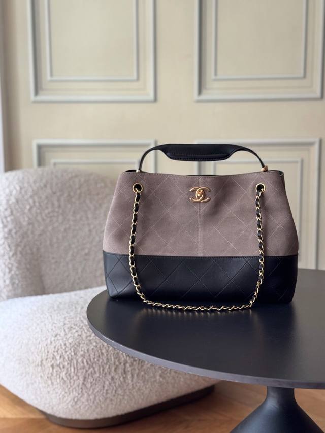 A highlight of the Suede Handmade Bag Show, a masterpiece blending classic and i