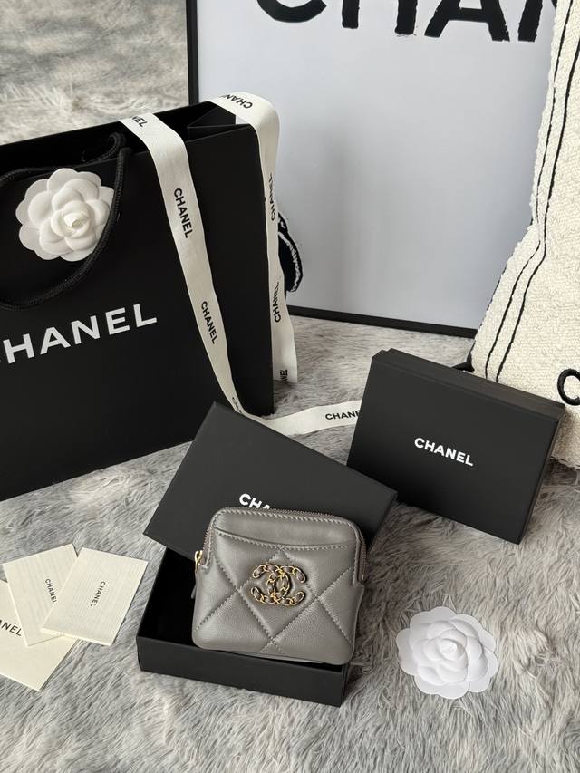 A very practical coin purse from Chanel's new arrivals. Made of lambskin, it's s