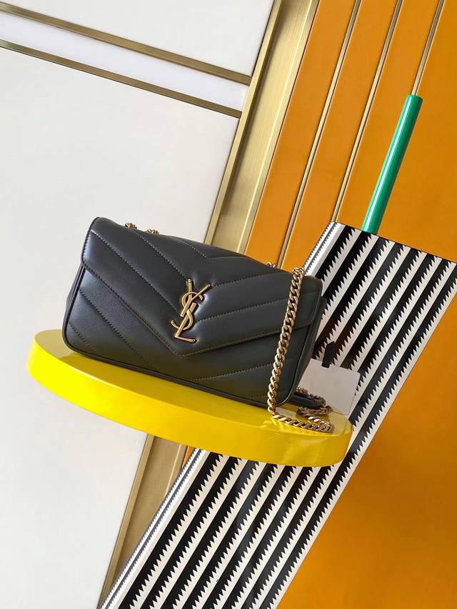 Authentic 25 Early Spring New Loulou Small Leather. The leather is soft and supp