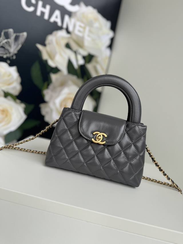 Exquisite Chanel 24 New Arrival! The all-black Chanel 24 Fall/Winter Collection