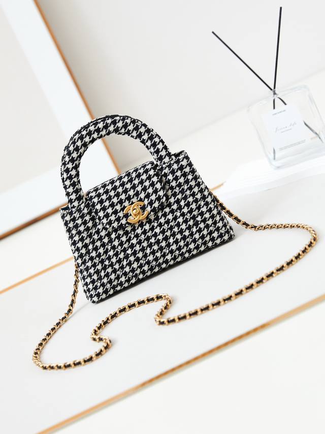 23K Kelly Handle Bag in Houndstooth Fabric. Fashion is cyclical; the highly soug