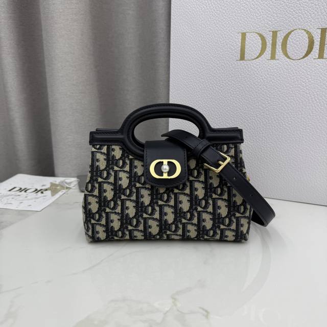 This Dior Jolie Top Handle mini chain handbag is a new addition to the 2026 Earl