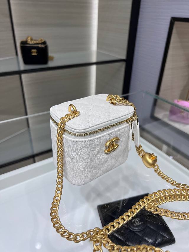 Ohanel 23P New Box Bag with Beautiful Heart-Shaped Adjustable Buckle and Chain.