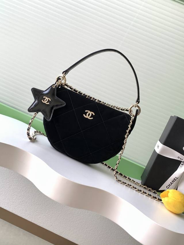 Top-quality replica Chanel 25N black velvet crescent bag. This year's semi-circu