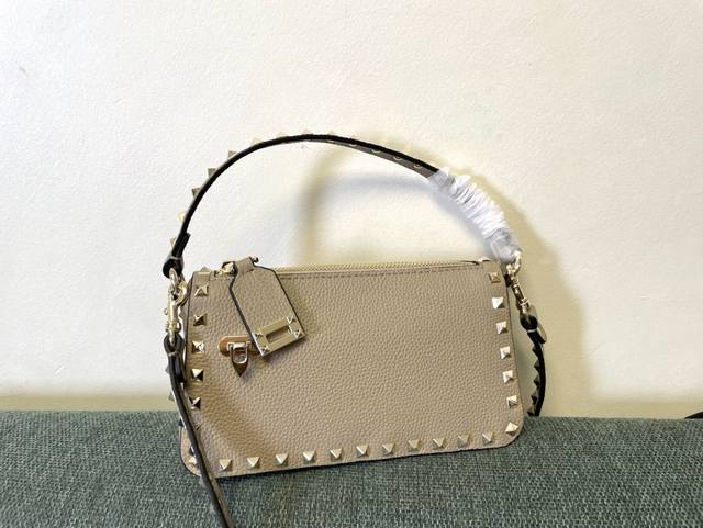 New Vt Small Handbag Model: 5500 Size: 19X13X7Cm Valentino Garavani Rockstud Sma