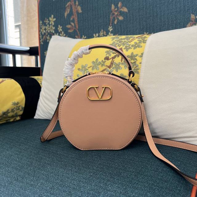 Model: 2097 Garavani Vlogo Signature Calfskin Handbag. Thanks to the detachable