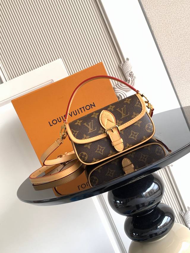 Premium Dynamic Chip This handbag features a condensed design, incorporating the