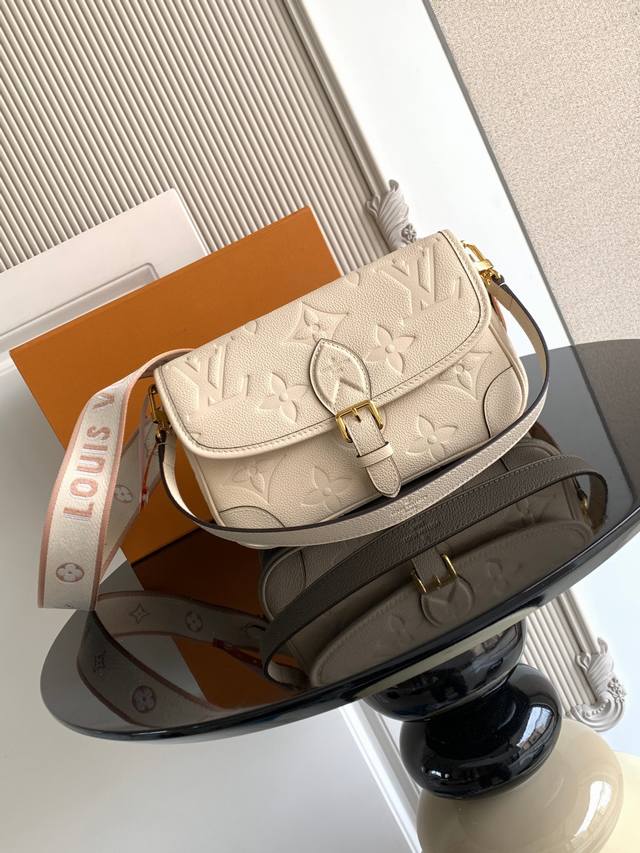 Premium Dynamic Chip This handbag is crafted from the brand's classic embossed l