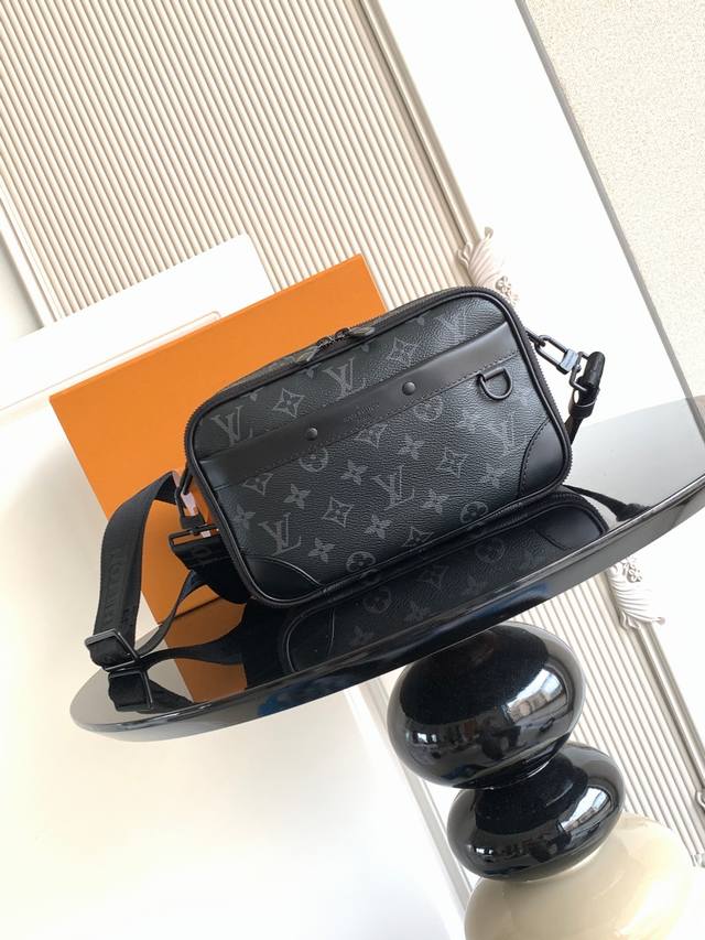 Premium Dynamic Chip This messenger bag is crafted from canvas, with a modern an