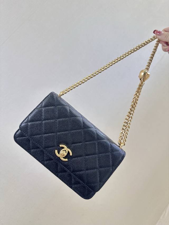 Although many brands have launched WOC (Wallet on Chain) bags, Chanel's WOC is t