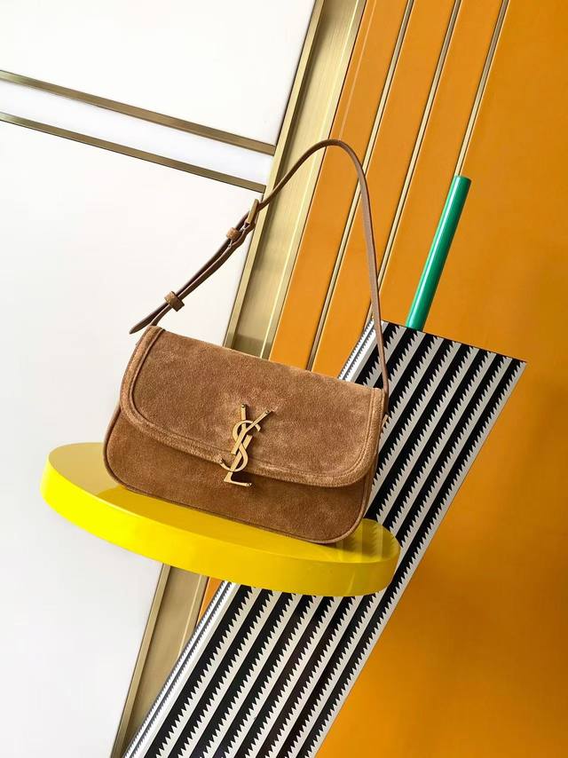 Authentic new underarm bag, a new darling of the fashion world. Classic black wi