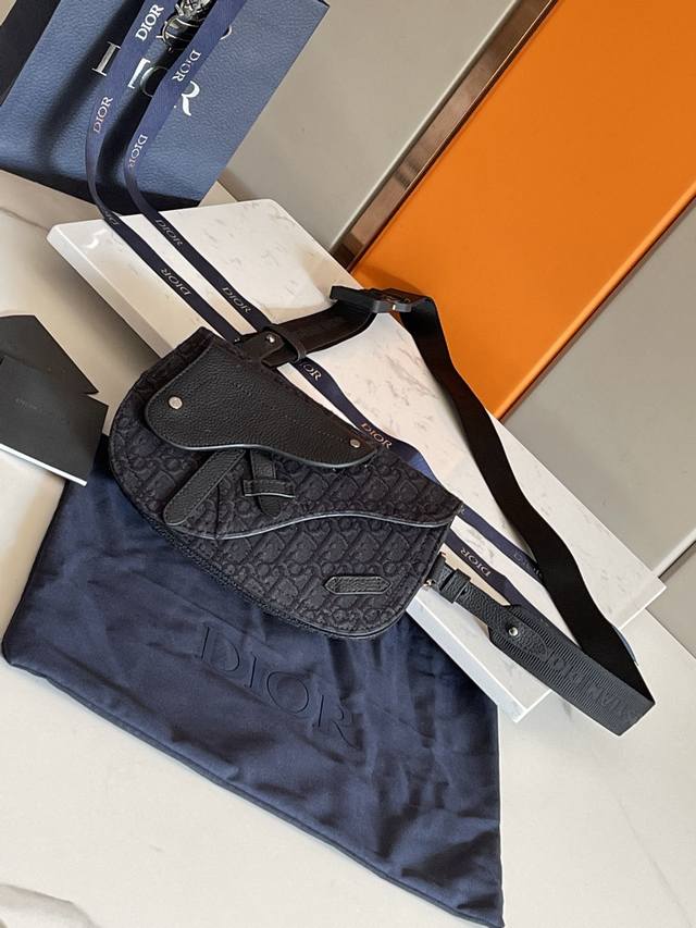 Authentic, High-Quality Version, Top-Tier Original with Box. This saddle clutch