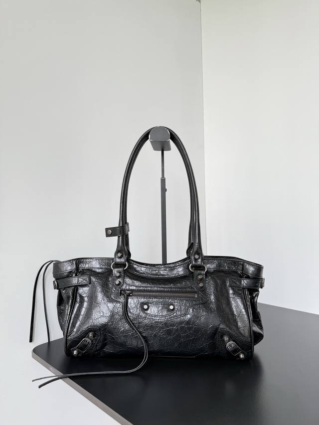 Authentic * - Le City East-West. A perfect blend of style and function, this lim