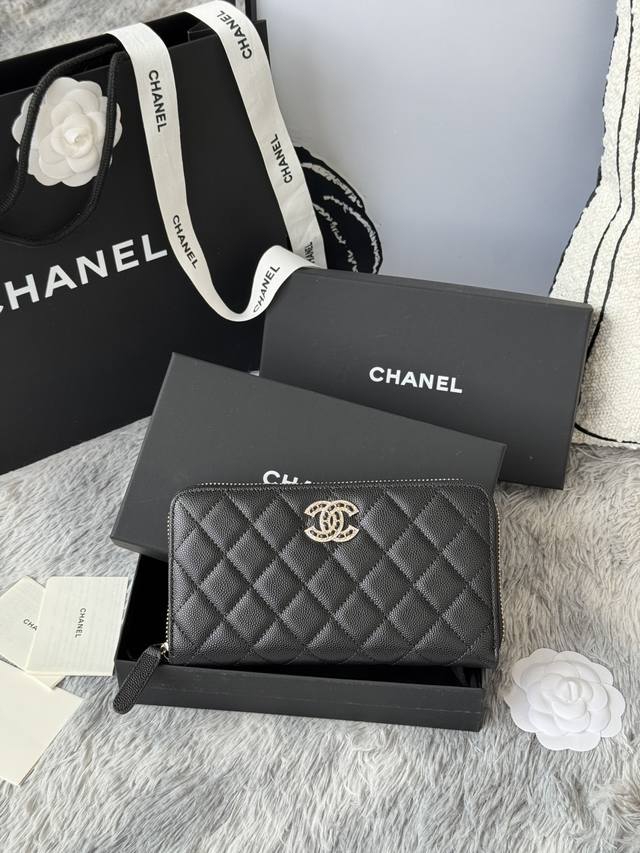Chanel zippered long wallet arrived! Made of cowhide with a new Luogo design, fe