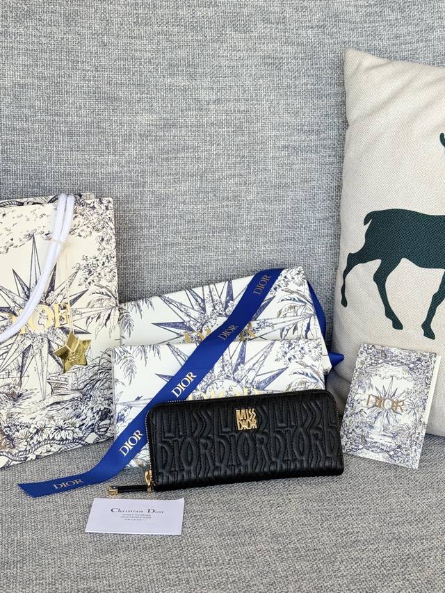 Authentic Miss Dior Freesia Quilted Lambskin Zipper Bag, Item No.: S 4Ubtk_M05N,