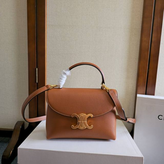 New Arrival: Ce Arc de Triomphe Kelly Handbag The new Arc de Triomphe bag exudes