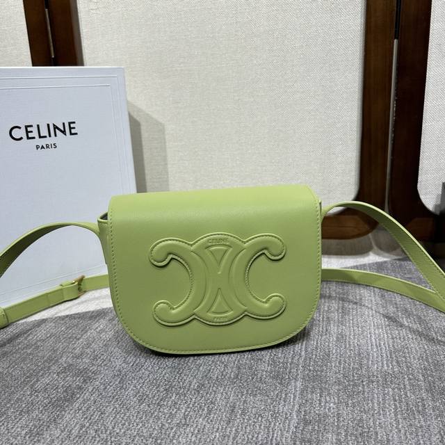 Celine 22S New Cuir Triomphe Series Folco Cuir Triomphe Handbag. The striking Tr