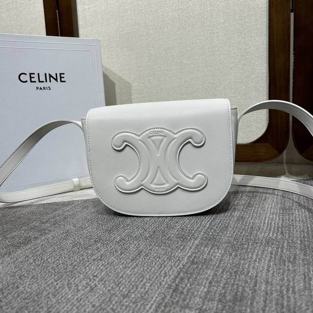 Celine 22S New Cuir Triomphe Series Folco Cuir Triomphe Handbag. The striking Tr