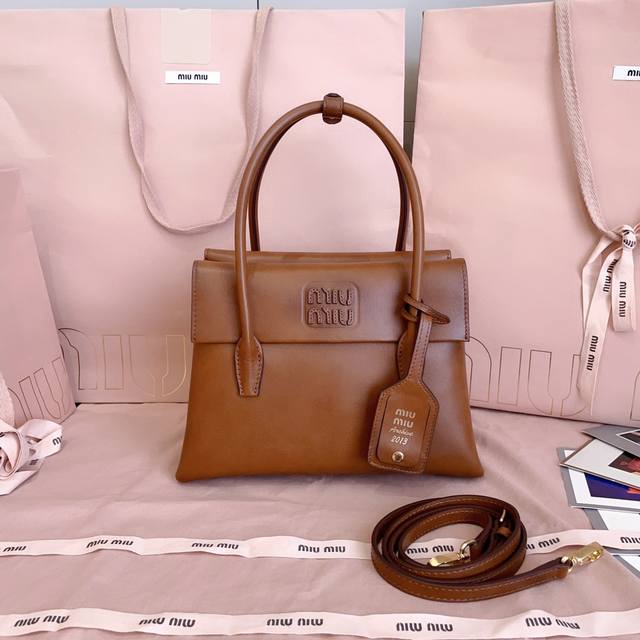 5Ba303: Mimisolitaire's new calfskin handbag, inspired by 2006 archives, feature