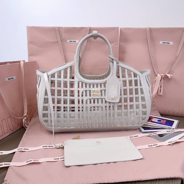 5Ba293, Miu's new shopping basket bag, a soft Nappa leather handbag featuring an