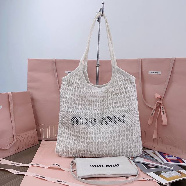 5Bg231, Miu's new summer mesh beach tote bag. The outer layer features a smooth,
