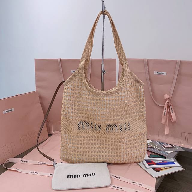 5Bg231, Miu's new summer mesh beach tote bag. The outer layer features a smooth,