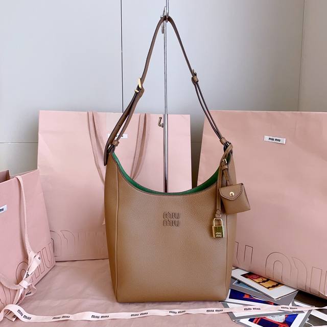 5Be098: Miu's new pop-up tote bag from Japan, made of top-grade imported cowhide