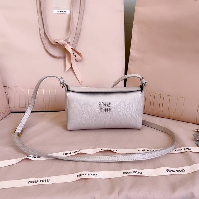 5Be097 Miu's newest crossbody bag from a Japanese pop-up store. Made of top-grad