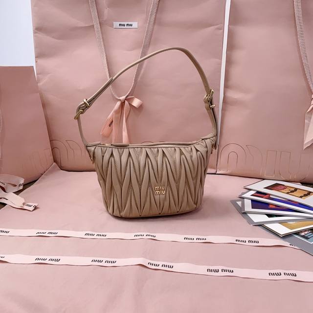 5Ne026, New mini lunchbox bag, classic Matelasse embroidery, a symbol of Miu sty