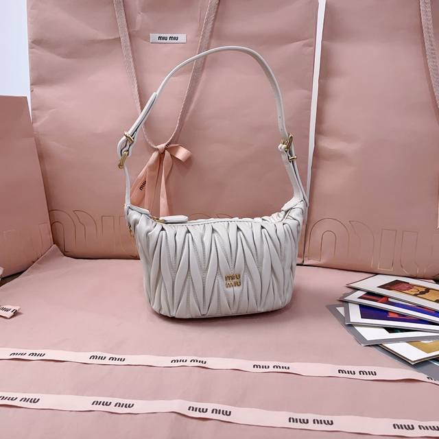 5Ne026 , New Mini Lunchbox Bag, classic Matelasse embroidery, a symbol of Miu st