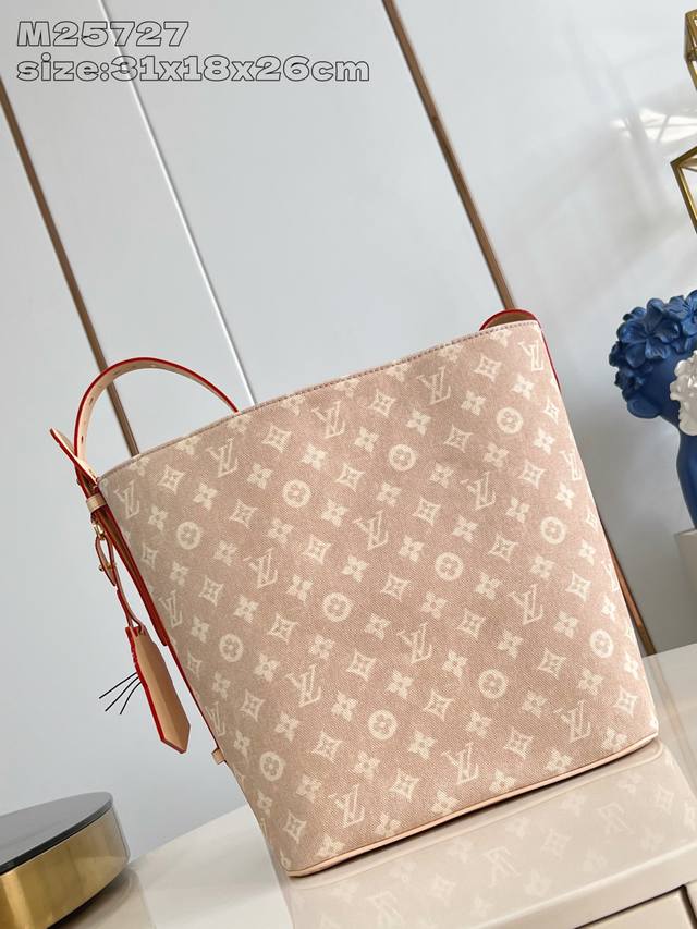 Original Leather Exclusive Real Shot M25727 This all-in large handbag is from th