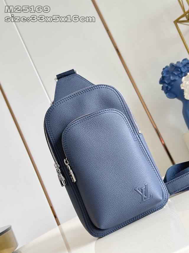 Original Leather Exclusive Real Shot M25169 This Avenue small shoulder bag is ma