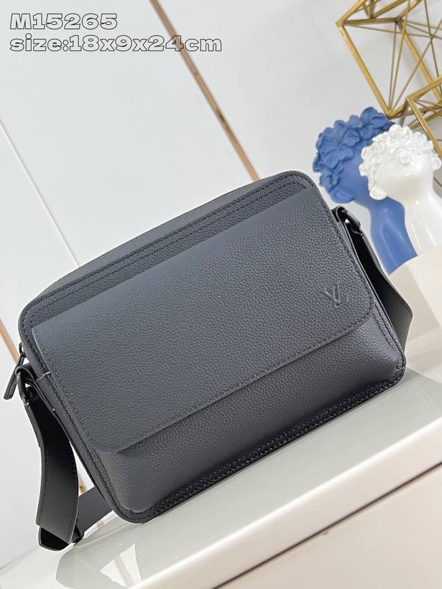 Original Leather Exclusive Real Shot M15265 Boarding Messenger Bag is crafted fr