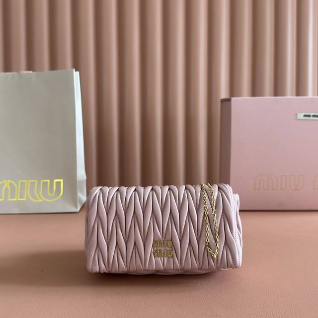 Comes with full boutique packaging, original Miu Mi 5Bp110 chain bag, top-grade