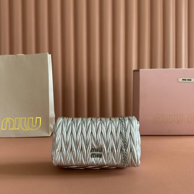 Comes with full boutique packaging, original factory packaging, Miu Mi 5Bp110 ne