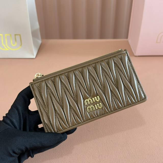 Comes with full boutique packaging. Mmpocket Wallet, latest version, model: 5Mb0