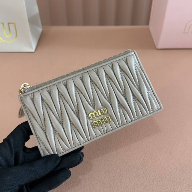 Comes with full boutique packaging. Mmpocket Wallet, latest version, model: 5Mb0