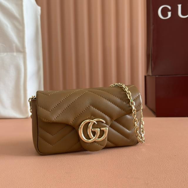 Original leather, complete boutique packaging. The iconic GG Marmont series seam