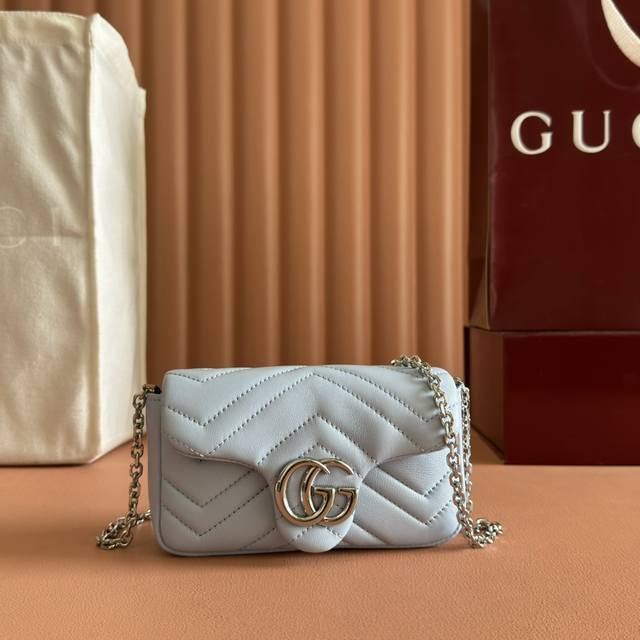 Original leather, complete boutique packaging. The iconic GG Marmont series seam