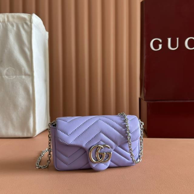 Original leather, complete boutique packaging. The iconic GG Marmont series seam
