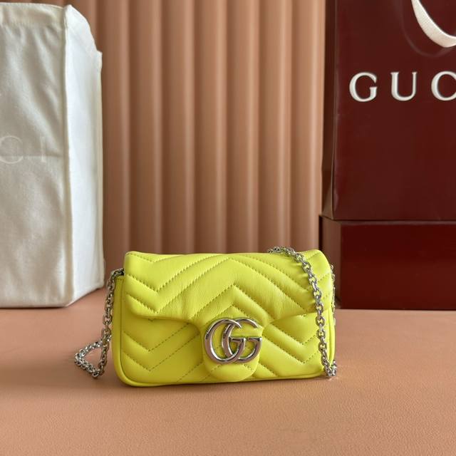 Original leather, complete boutique packaging. The iconic GG Marmont series seam