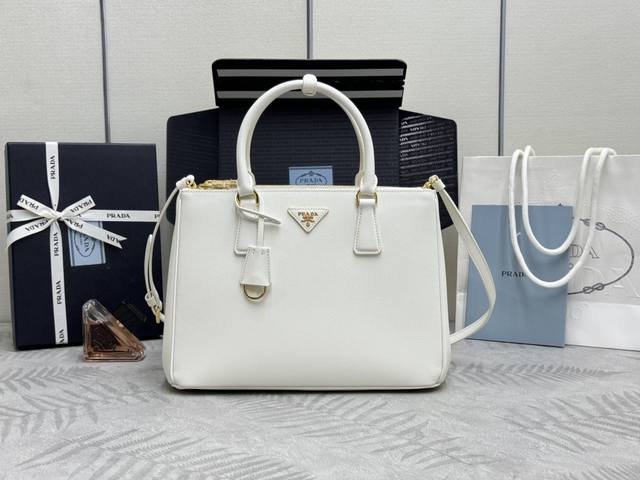 Comes with authentic boutique packaging, exclusively customized, large classic b