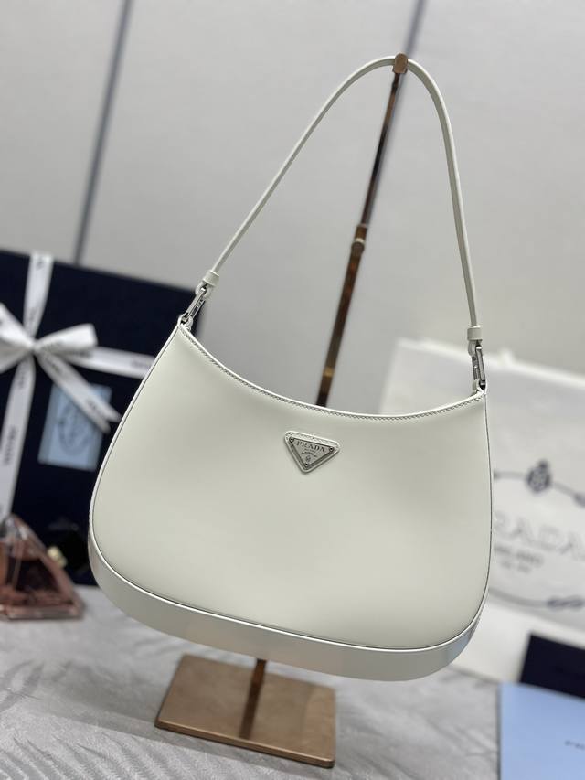 The latest women's underarm bag from P brand, priced at 1Bc499, has arrived! Mad