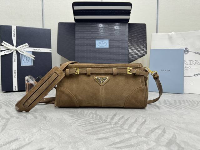 Lussolf Suede 1Ba215 Crossbody Bag This crossbody bag is made of imported suede,