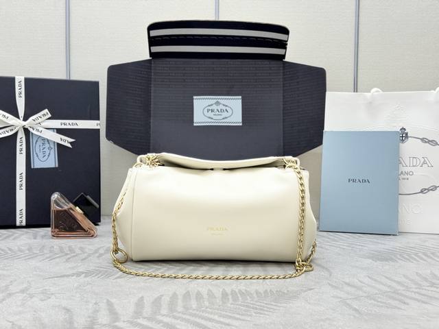 2025 Autumn/Winter New Arrival 1Bd395 Small Lambskin Tumulte Handbag exudes a dy