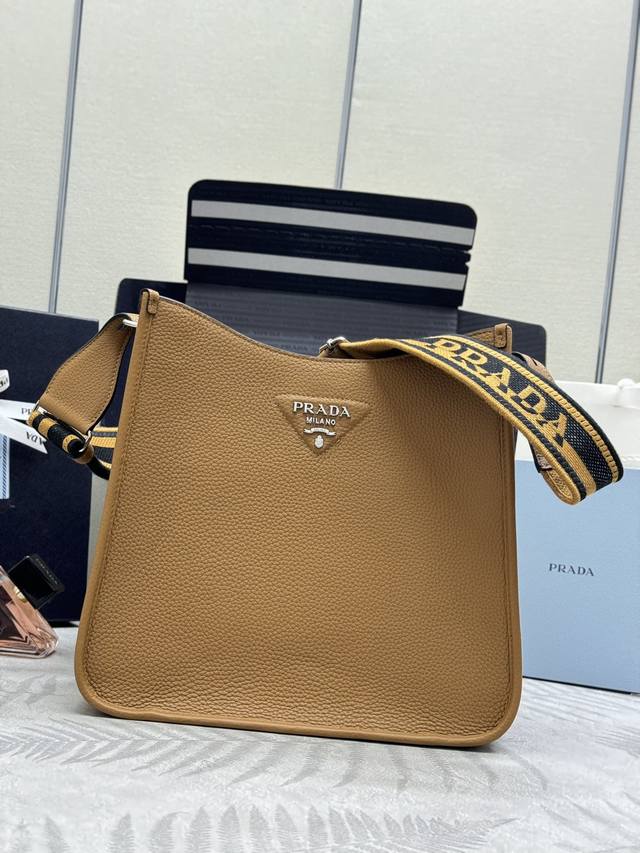 New Fabric Crossbody Bag 1Bc073 Large Tote Bag This leather mini shoulder bag fe