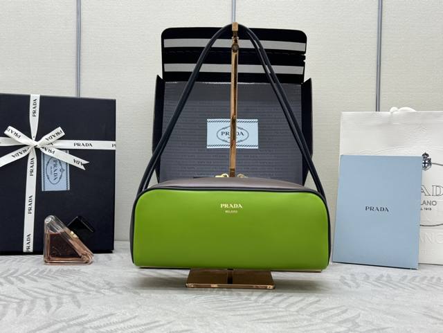 2025 New Bowling Bag 1Bc249. This bowling bag cleverly blends classic and modern