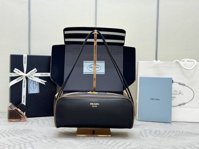 2025 New Bowling Bag 1Bc249. This bowling bag cleverly blends classic and modern